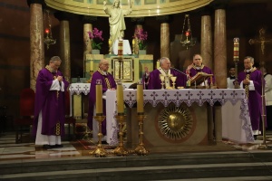arcybiskup przy ołtarzu